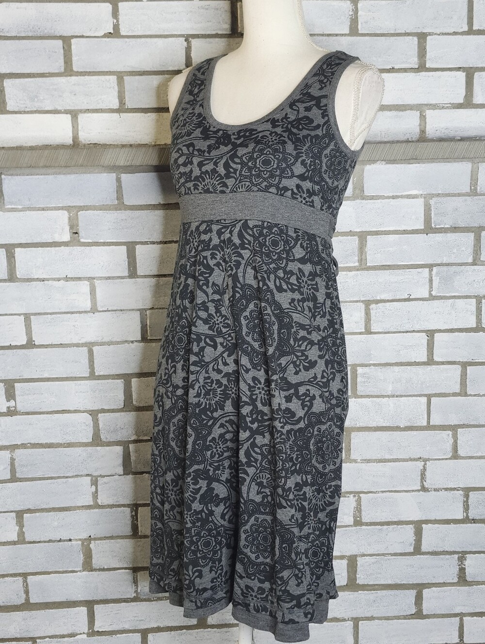 • Eddie Bauer Women's Sleeveless Floral Empire Shift Dress Small Gray & Black